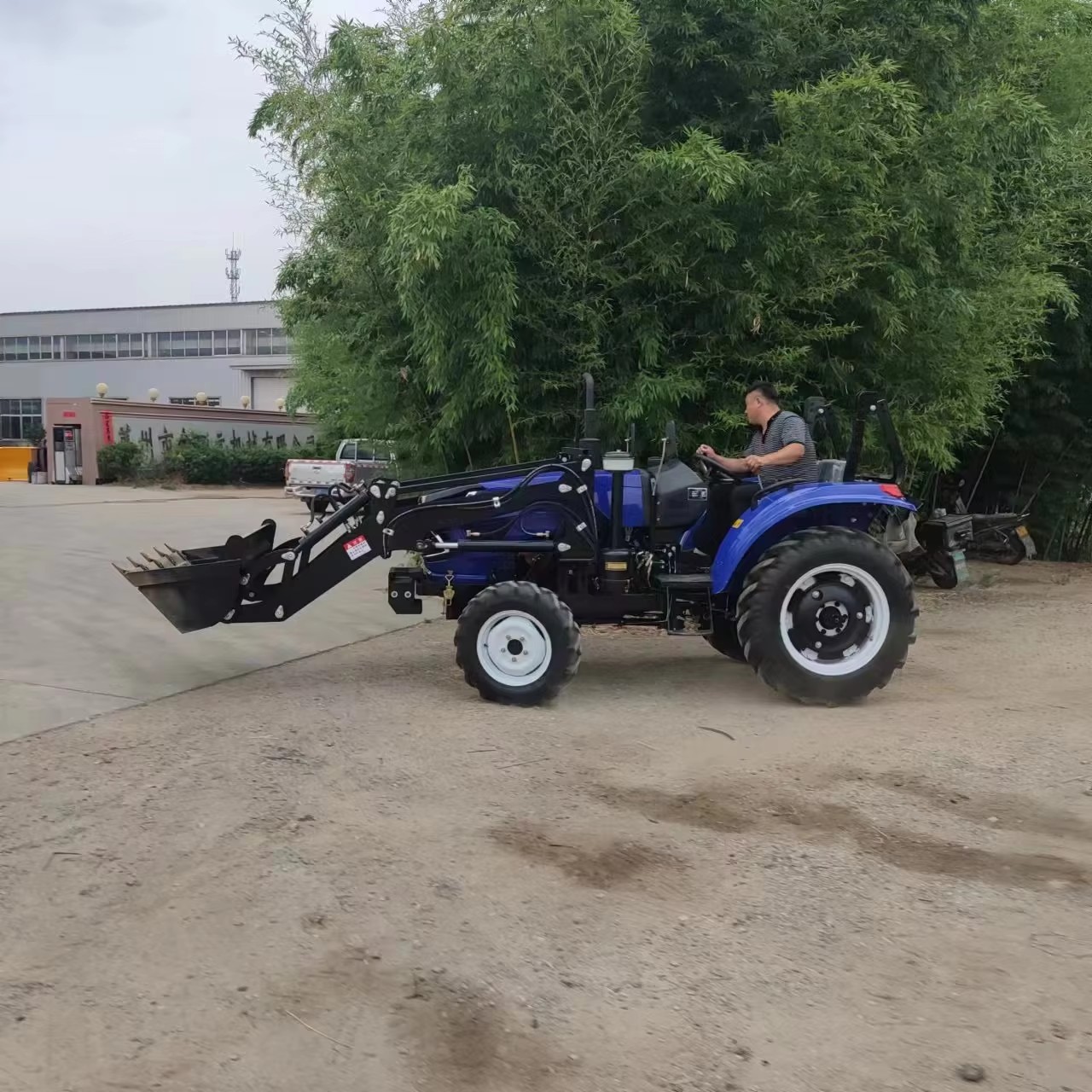 Minitractor met voorlader 4x4  - Tractor Backhoe recensie en prijs