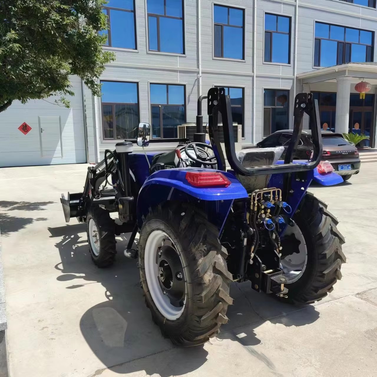 Minitractor met voorlader 4x4  - Tractor Backhoe recensie en prijs